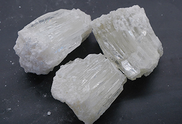 What raw materials are used to process large crystalline fused magnesia